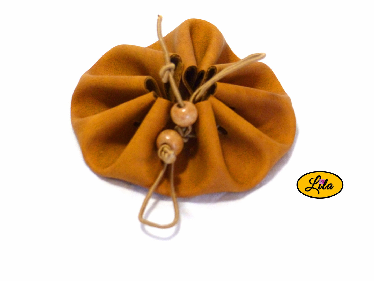 Bourse ronde brune en simili cuir avec fermeture à cordon brun et perles en bois brunes vue de face sur fond blanc style bohème et artisanal