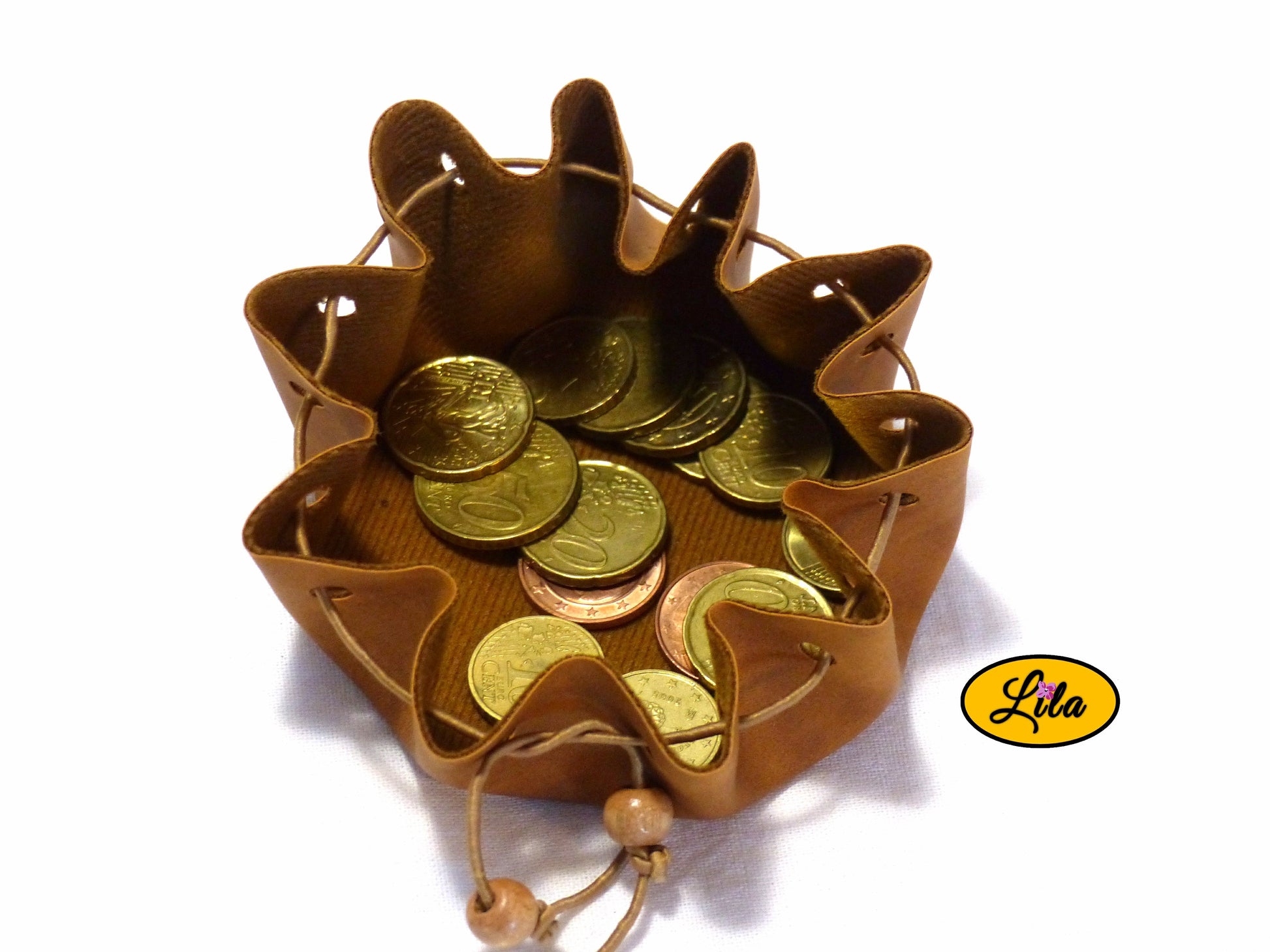 Bourse ronde brune en simili cuir avec cordon brun et perles en bois brunes ouverte vue de haut sur fond blanc style pratique et vintage