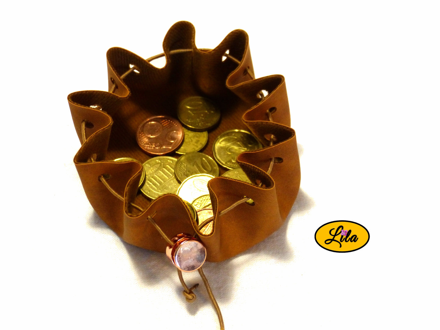 Bourse ronde brune en simili cuir ouverte vue de haut avec pièces de monnaie visibles et pince ronde rosée sur fond blanc style pratique et élégant