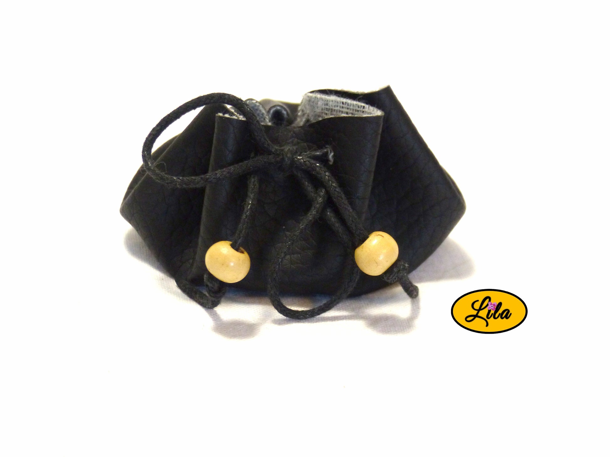 Bourse ronde en simili noir avec fermeture à cordon garnie de perles en bois vue de face sur fond blanc style bohème et artisanal