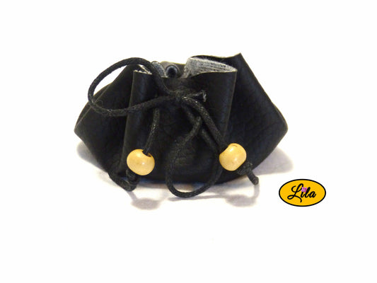 Bourse ronde en simili noir avec fermeture à cordon garnie de perles en bois vue de face sur fond blanc style bohème et artisanal