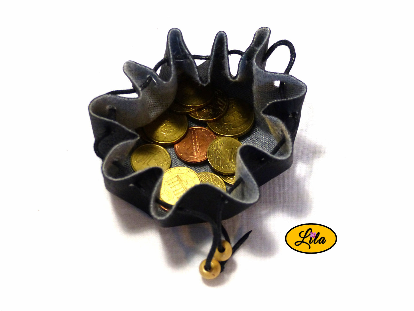 Bourse ronde en simili noir avec cordon et perles en bois ouverte vue de haut sur fond blanc style pratique et élégant