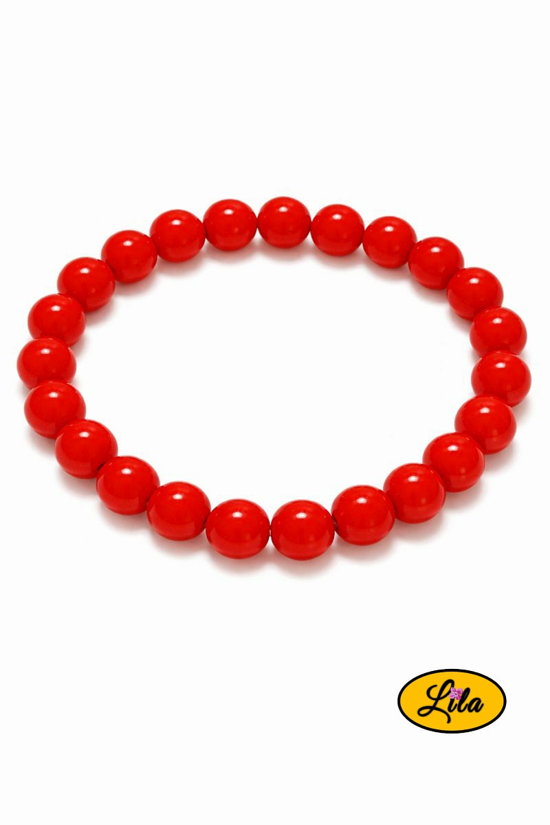 Détail bracelet en fausses perles rouges vue rapprochée