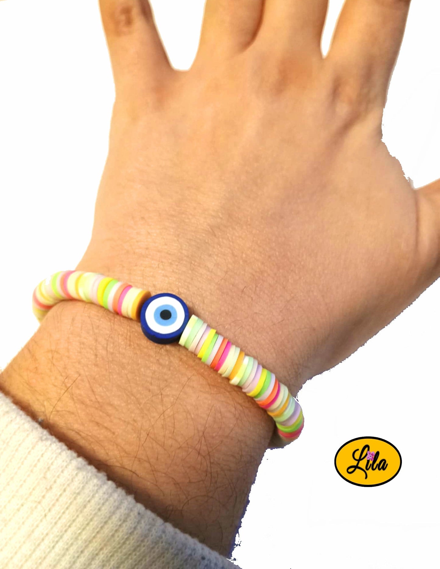 Bracelet en perles Heishi fluo multicolores avec pendentif œil protecteur bleu porté au poignet style tendance