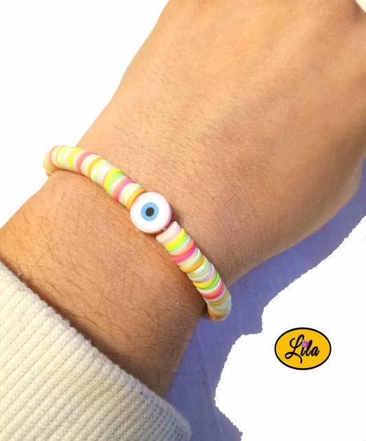 Bracelet en perles Heishi fluo multicolores avec pendentif œil protecteur rose porté au poignet style tendance