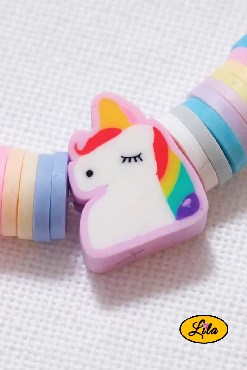 Détail pendentif licorne bracelet perles Heishi pastel vue rapprochée