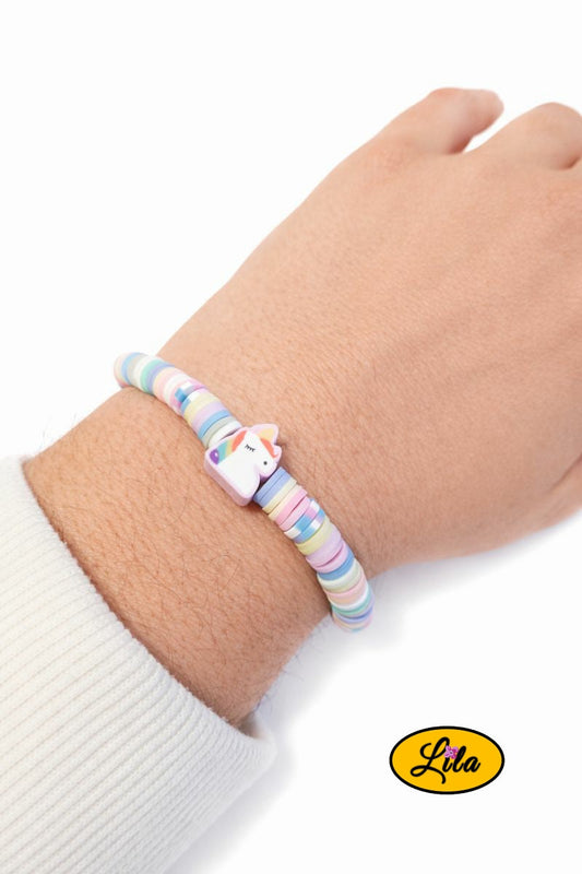 Bracelet en perles Heishi pastel avec pendentif licorne porté au poignet style ludique