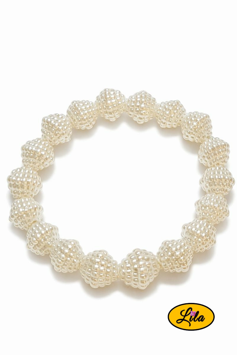 Détail bracelet perles blanches structurées vue rapprochée