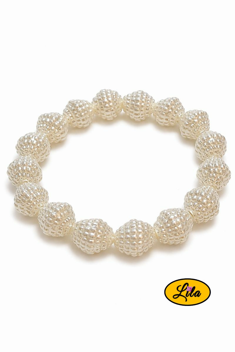 Bracelet perles blanches structurées sur fond blanc vue produit