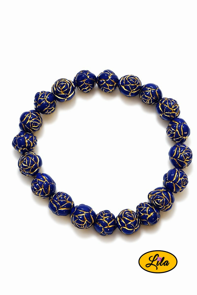 Détail bracelet perles bleues formant une fleur vue rapprochée