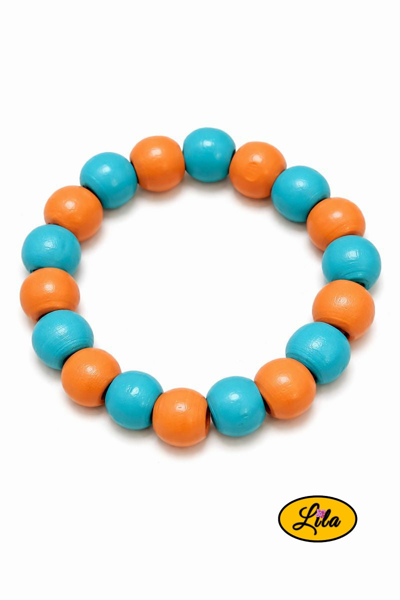 Détail bracelet perles rondes en bois bleu et orange en alternance vue rapprochée