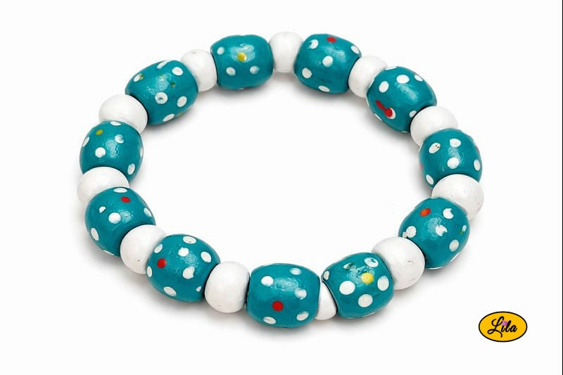 Détail bracelet perles bois bleues à pois blancs et perles blanches en alternance vue rapprochée