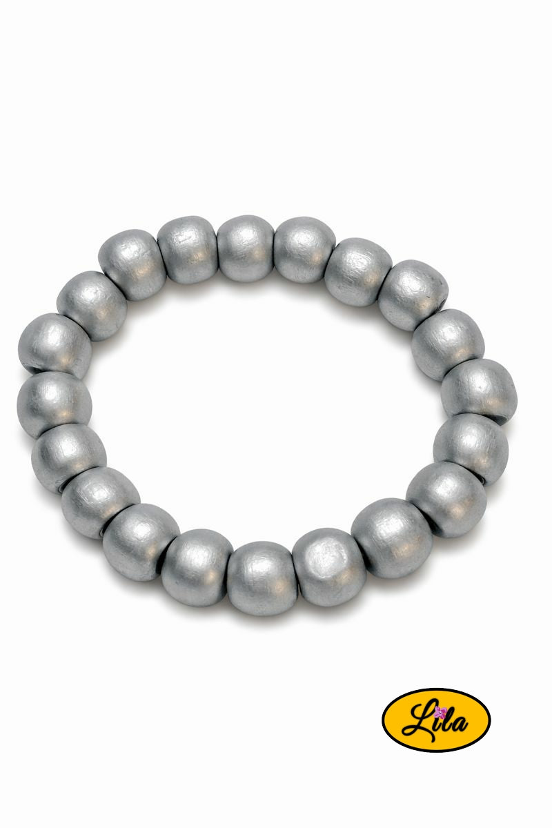 Détail bracelet perles rondes en bois effet argenté vue rapprochée