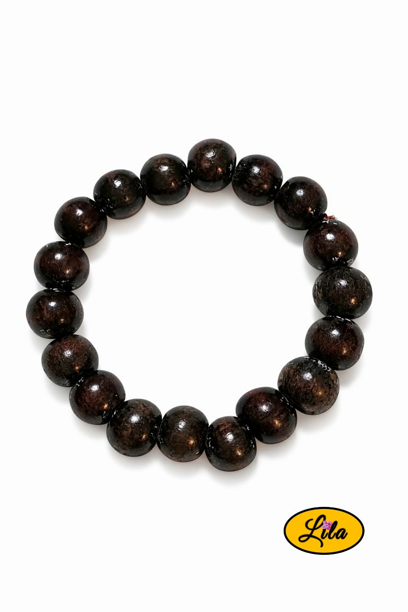 Détail bracelet perles rondes en bois foncé vue rapprochée