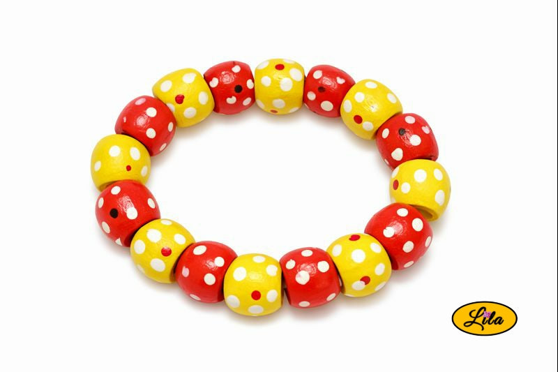 Détail bracelet perles de bois jaune et rouge avec pois blancs vue rapprochée
