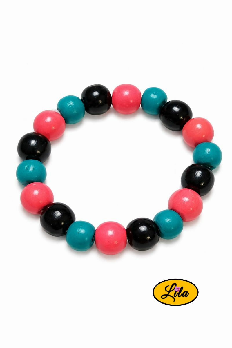 Détail bracelet perles rondes en bois noir rose et turquoise en alternance vue rapprochée