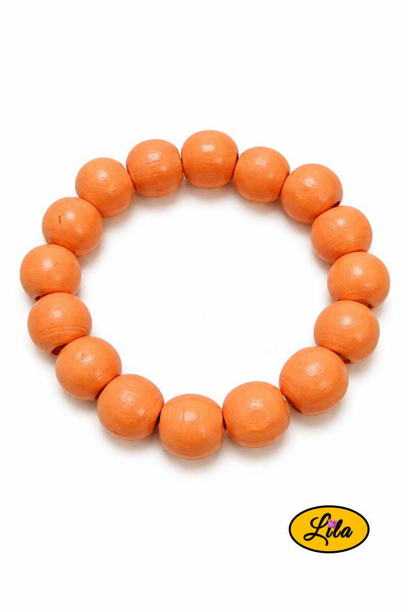 Détail bracelet perles rondes en bois orange vue rapprochée