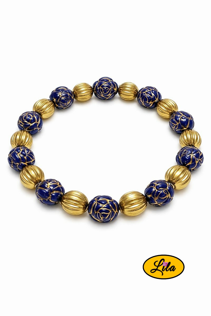 Détail bracelet perles fleurs bleues et perles dorées en alternance vue rapprochée