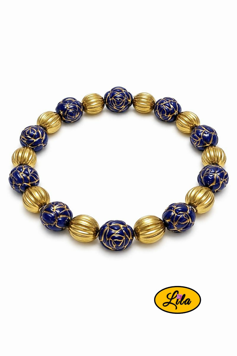 Bracelet perles fleurs bleues et perles dorées sur fond blanc vue produit