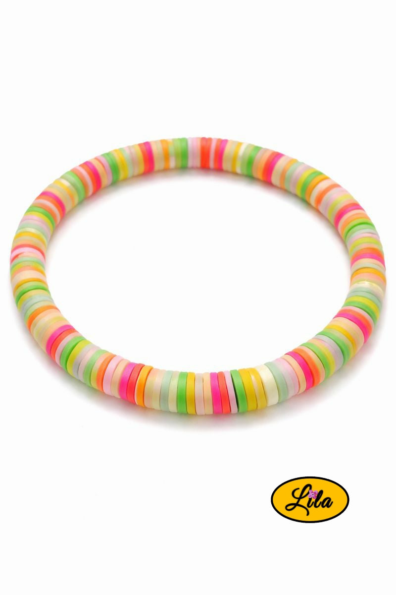 Bracelet perles Heishi multicolores fluo sur fond blanc vue produit