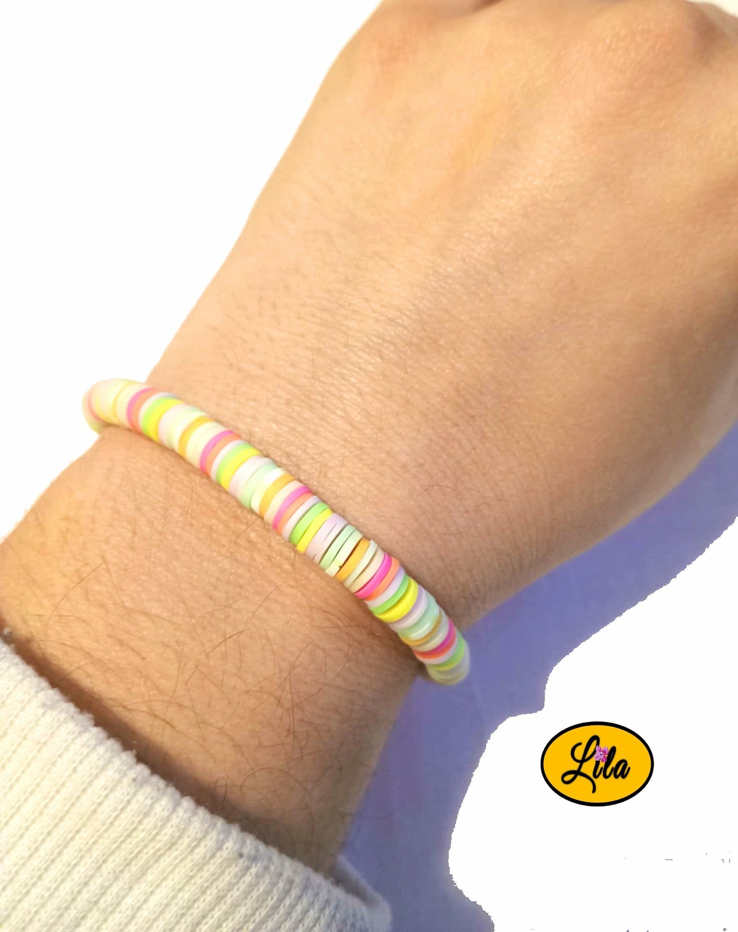 Bracelet en perles Heishi multicolores fluo porté au poignet style coloré tendance