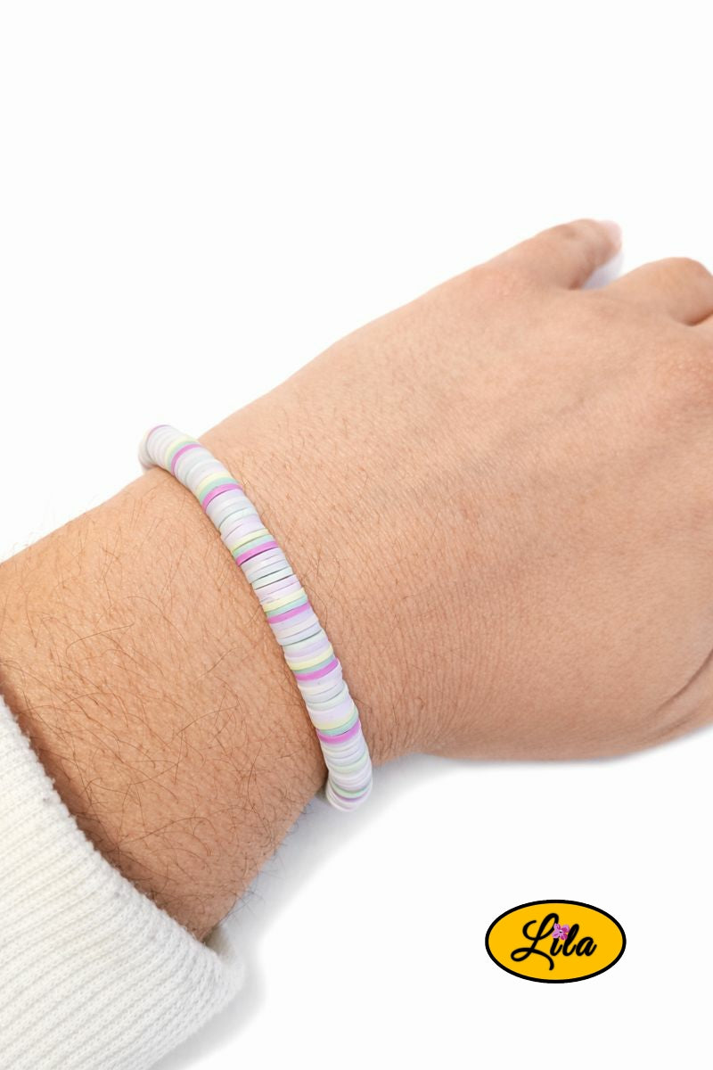 Bracelet en perles Heishi mauve pastel porté au poignet style tendance