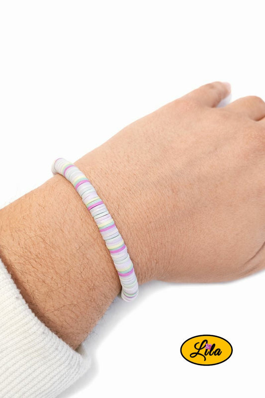 Bracelet en perles Heishi mauve pastel porté au poignet style tendance