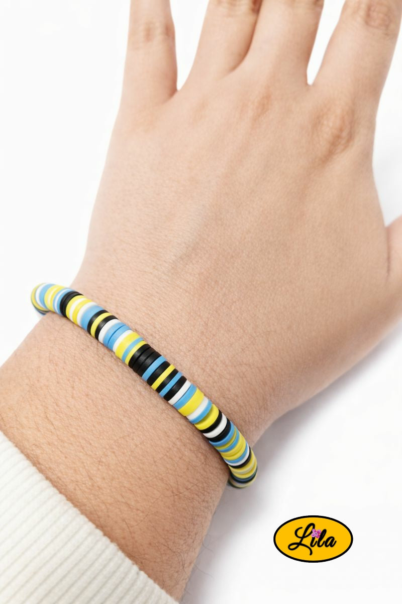 Bracelet en perles Heishi noir jaune et bleu porté au poignet style dynamique