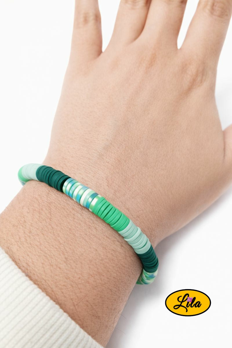Bracelet en perles Heishi avec différentes nuances de vert porté au poignet style naturel