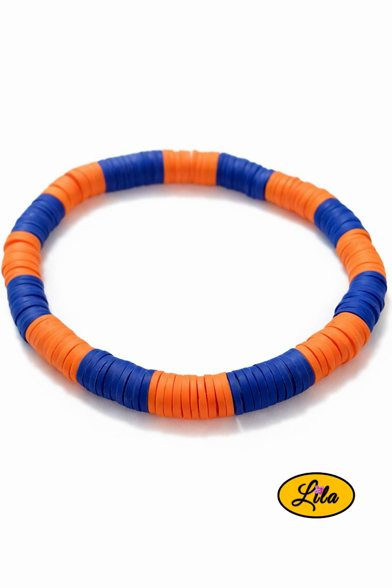 Bracelet perles Heishi orange et bleu en alternance sur fond blanc vue produit