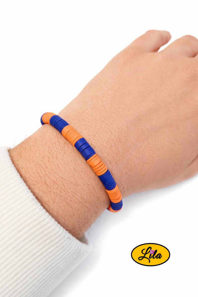Bracelet en perles Heishi orange et bleu alternées porté au poignet style coloré