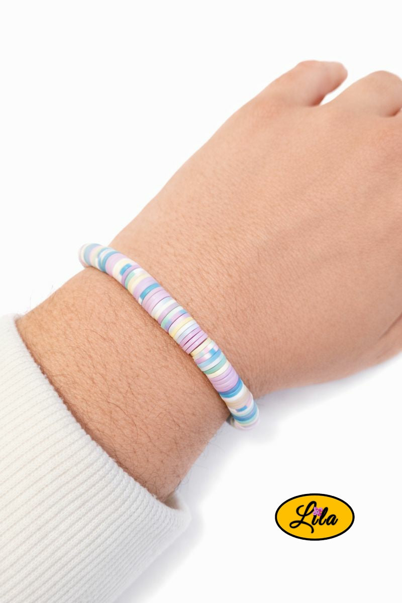 Bracelet en perles Heishi pastel multicolores porté au poignet style tendance