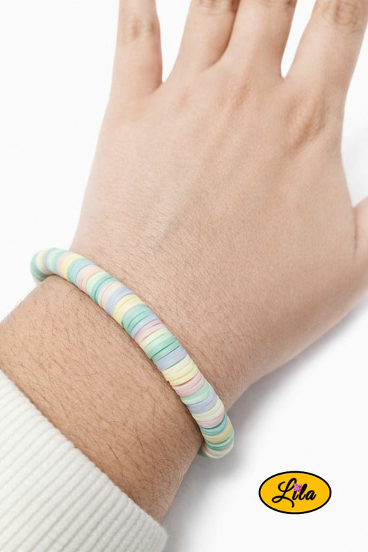 Bracelet en perles Heishi pastel porté au poignet style tendance minimaliste