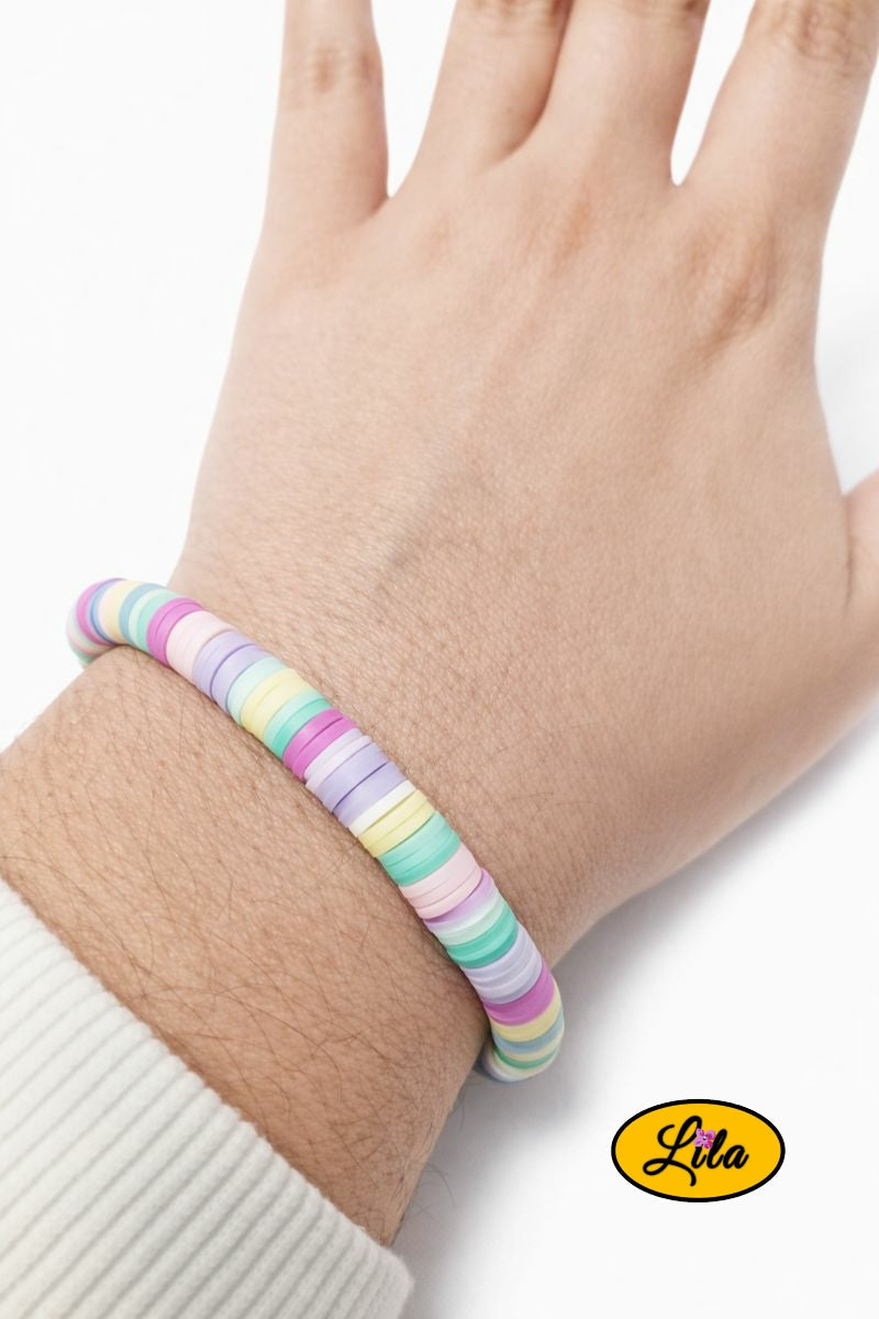 Bracelet en perles Heishi rose pastel porté au poignet style tendance