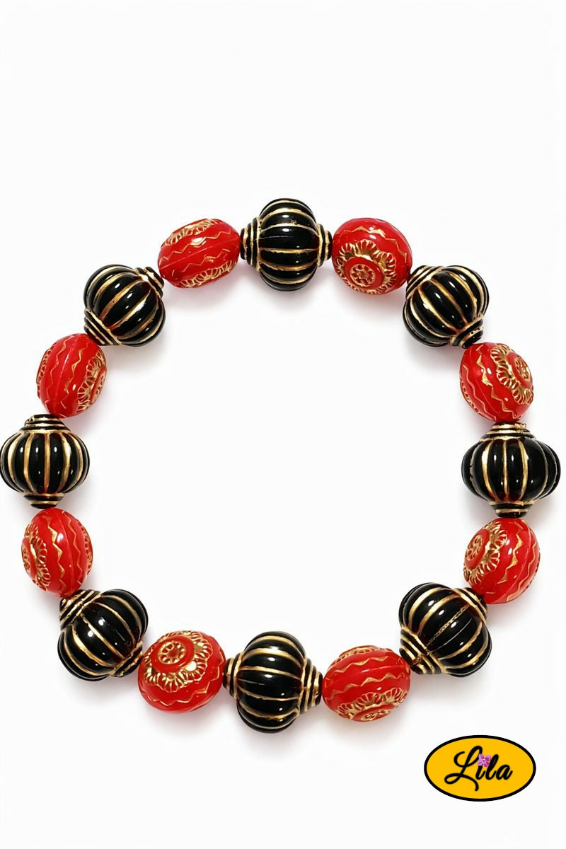 Détail bracelet perles en forme de lanternes rouges et noires vue rapprochée