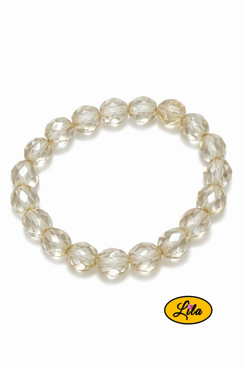 Détail bracelet fausses perles translucides vue rapprochée