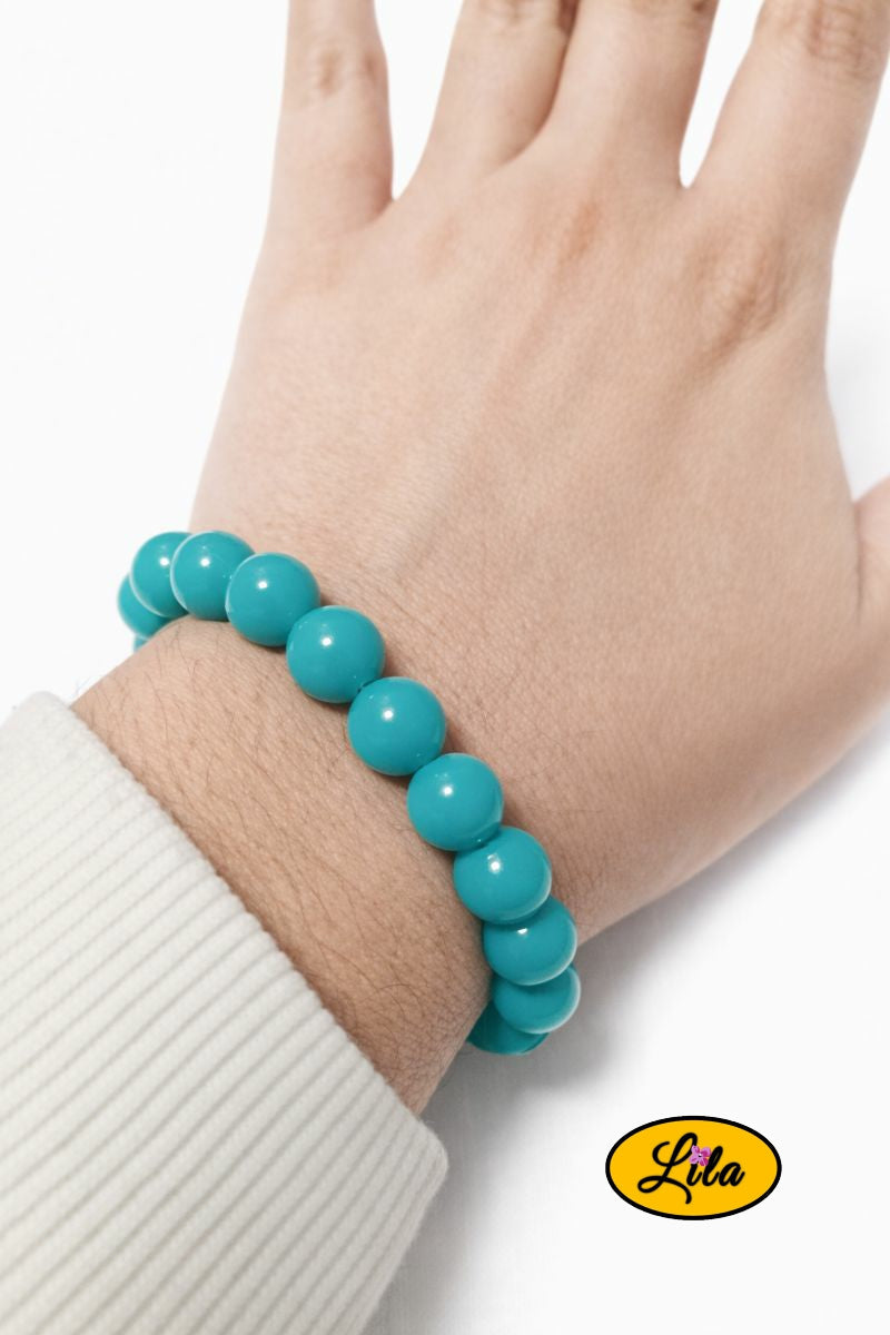 Bracelet en perles turquoise porté au poignet style élégant