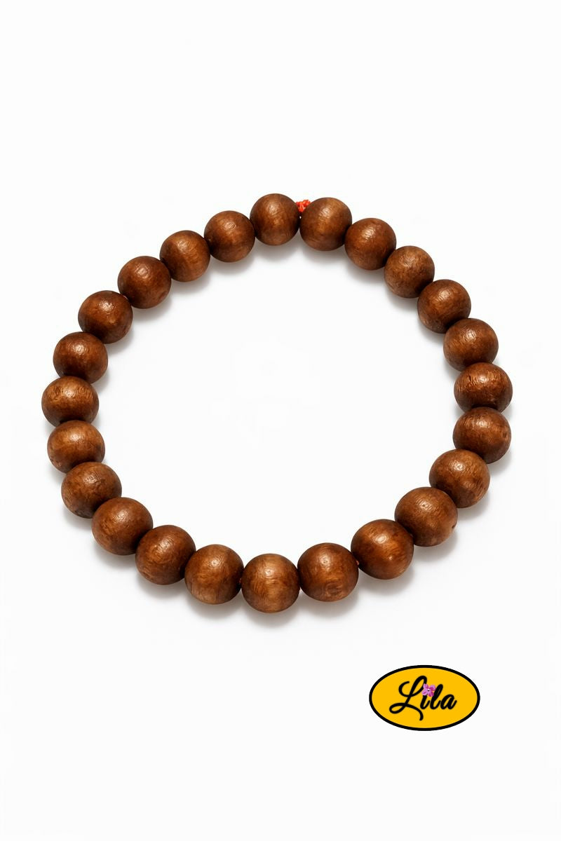 Détail bracelet petites perles rondes en bois vue rapprochée
