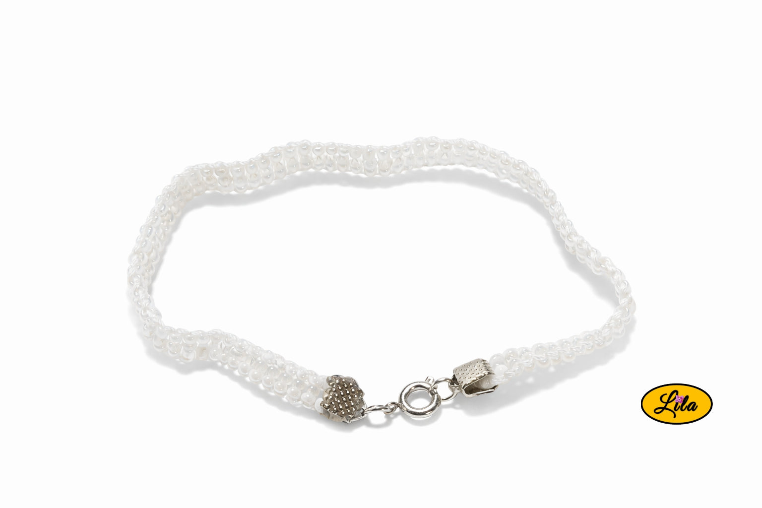 Bracelet tissé blanc avec attache argentée vue de profil sur fond neutre