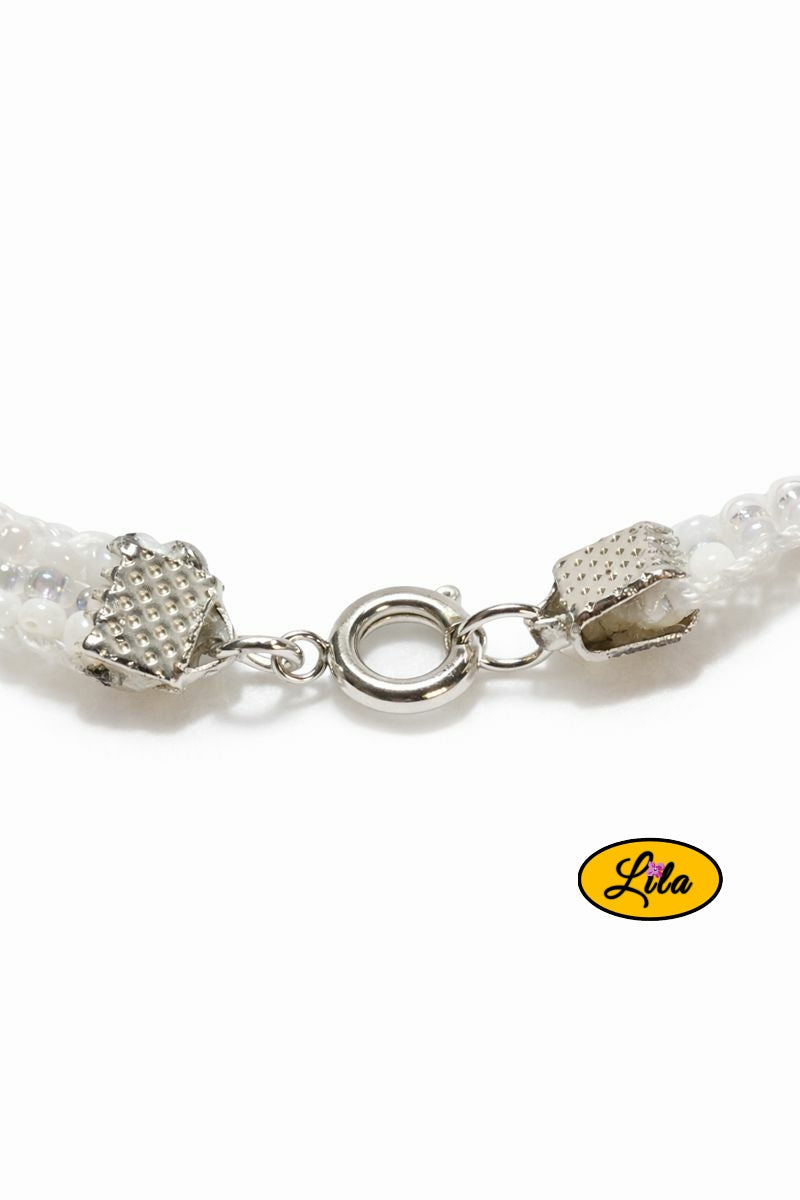 Détail attache argentée bracelet tissé en perles de rocailles blanches