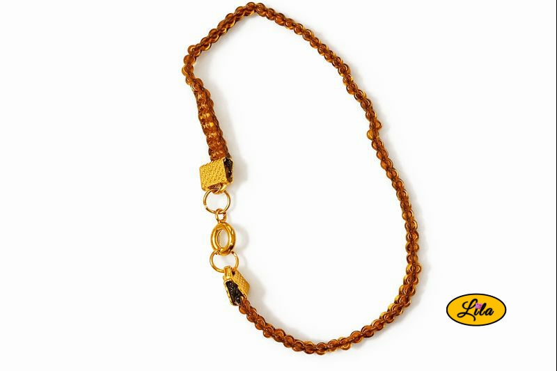 Bracelet tissé perles de rocailles dorées vue de dessus
