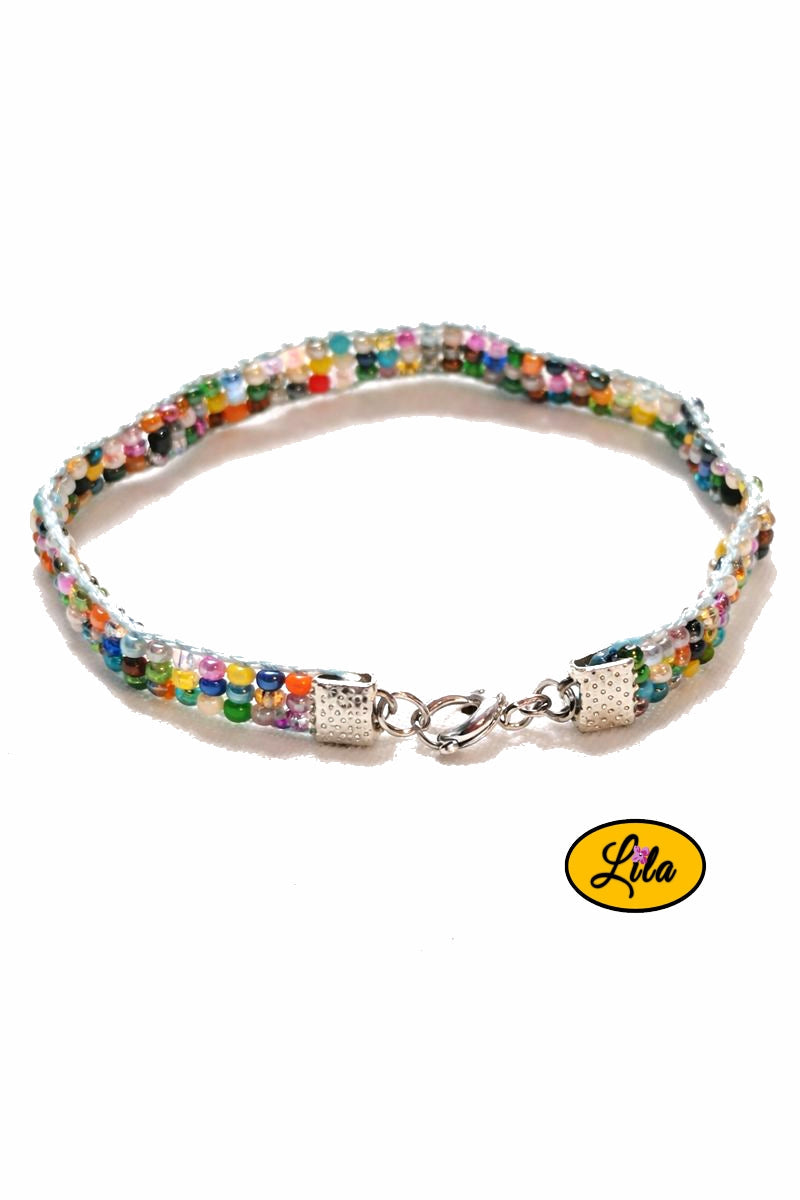 Bracelet tissé multicolore avec attache argentée vue de profil sur fond blanc