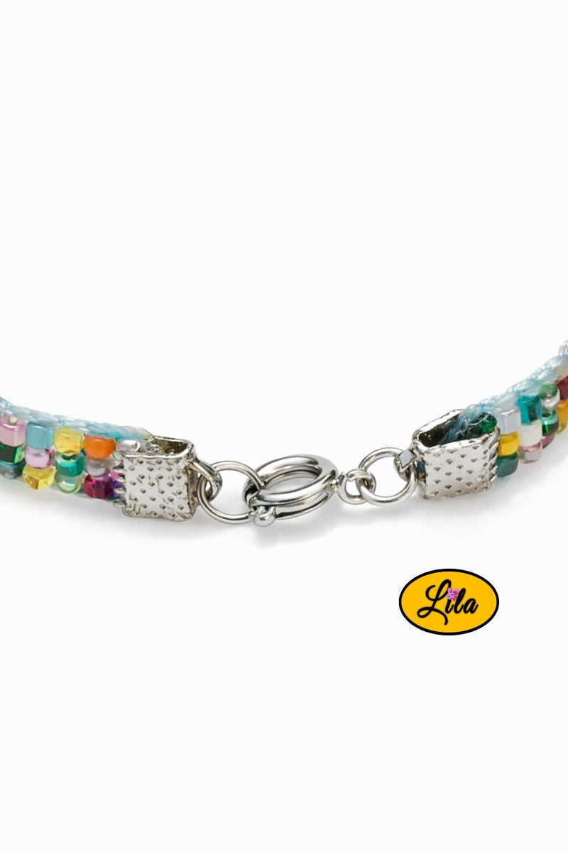 Détail attache argentée bracelet tissé multicolore en perles de rocailles