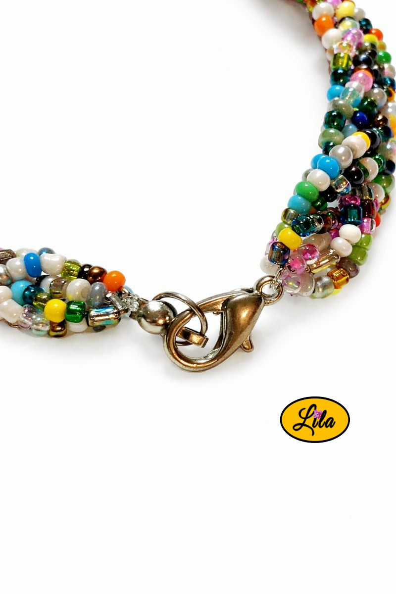Détail fermoir métallique bronze bracelet tressé en perles de rocaille multicolores
