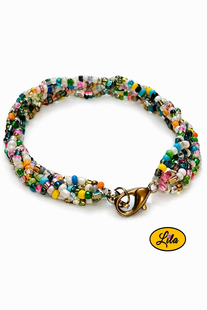 Bracelet tressé multicolore vue de profil avec fermoir métallique bronze visible