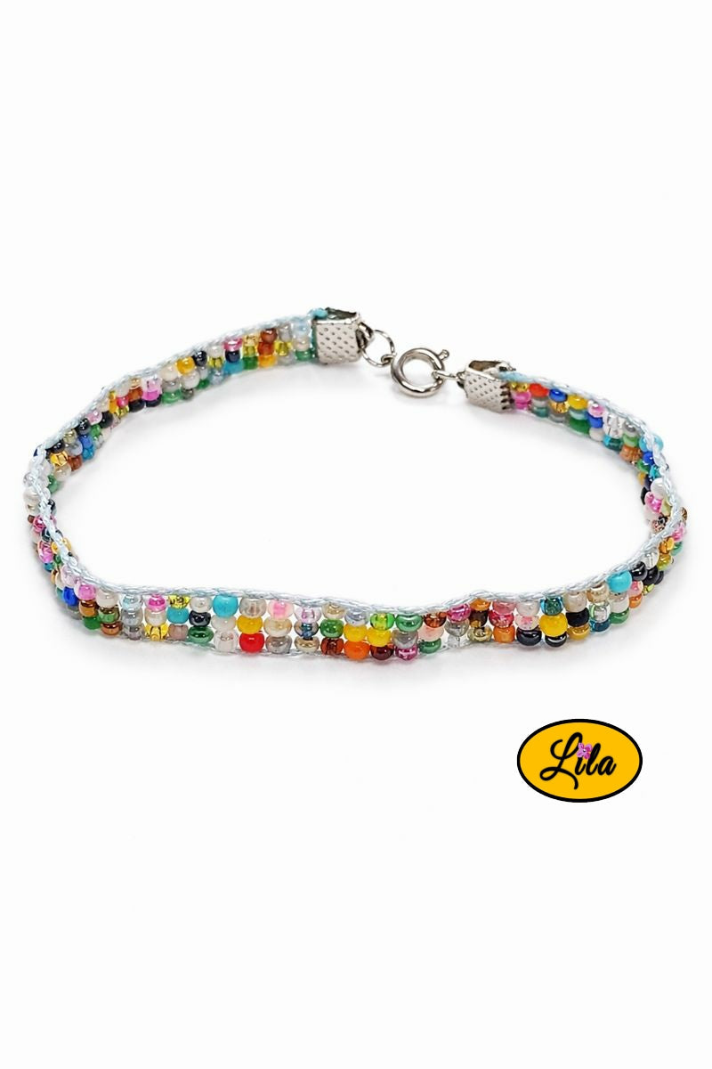 Bracelet tissé multicolore en perles de rocailles vue de profil sur fond blanc