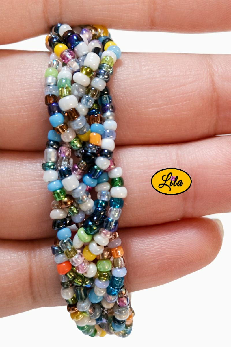 Détail tressage bracelet en perles de rocaille multicolores tenu en main