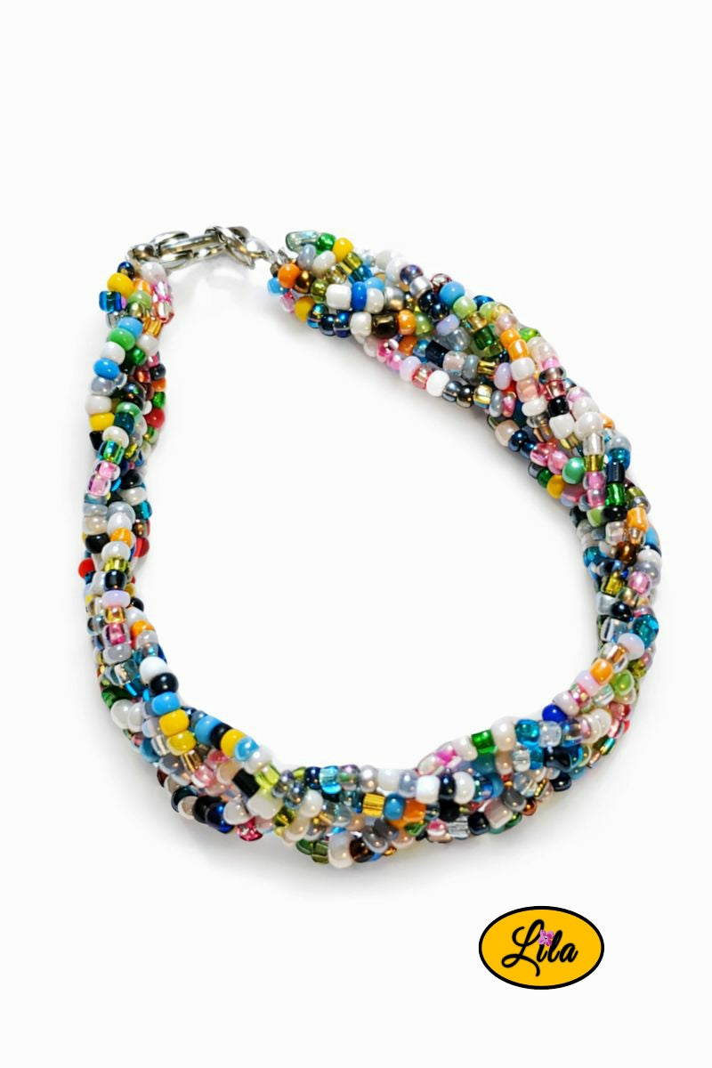 Bracelet tressé multicolore vue de dessus légèrement inclinée
