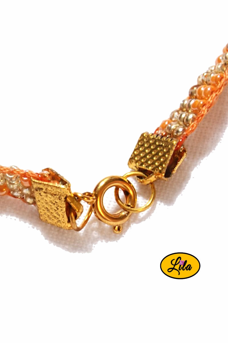 Détail attache dorée bracelet tissé en perles de rocailles orange et doré