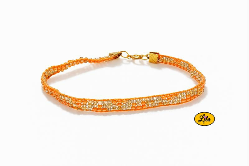 Bracelet tissé perles de rocailles orange et doré vue de profil sur fond blanc